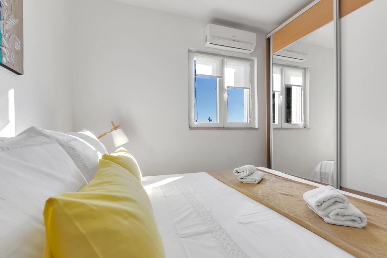 Santric - The Hill Apartment